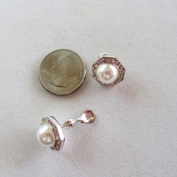 Vintage clear rhinestone & faux pearl octagonal clip on earrings marked jjG - Picture 6 of 7